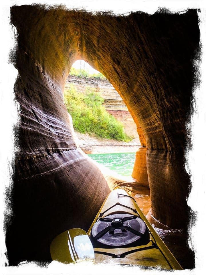 kayak-in-caves